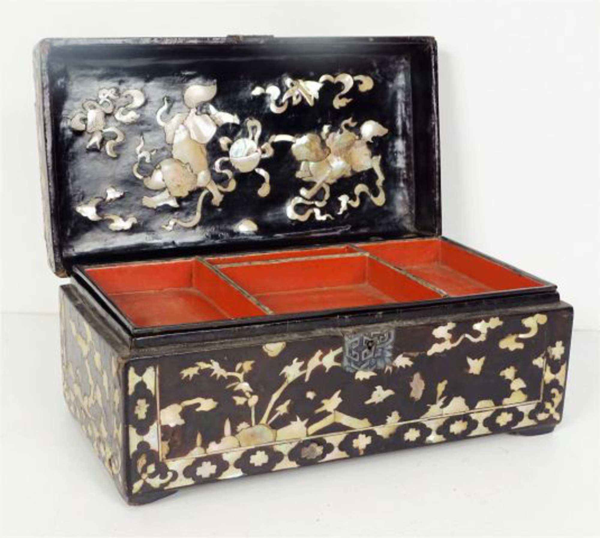 Boite à bijoux chinoise laquée noire au motif floral nacré et