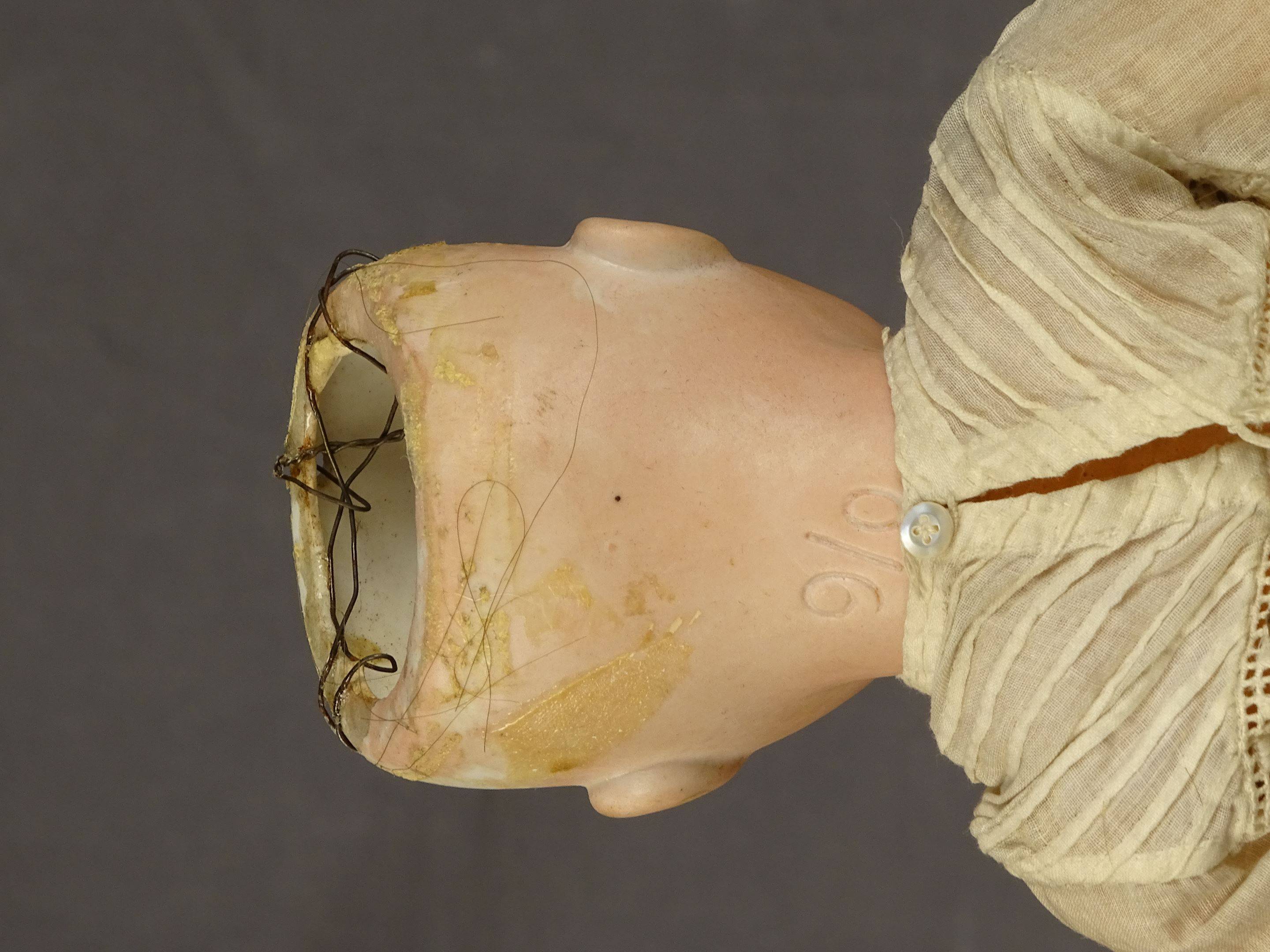Allemagne-Poupée porcelaine marquée en creux 9/0, corps à boules,  perruque postérieure, 31 cm, Vente aux enchères : Jouets - Trains - Poupées  - Automates