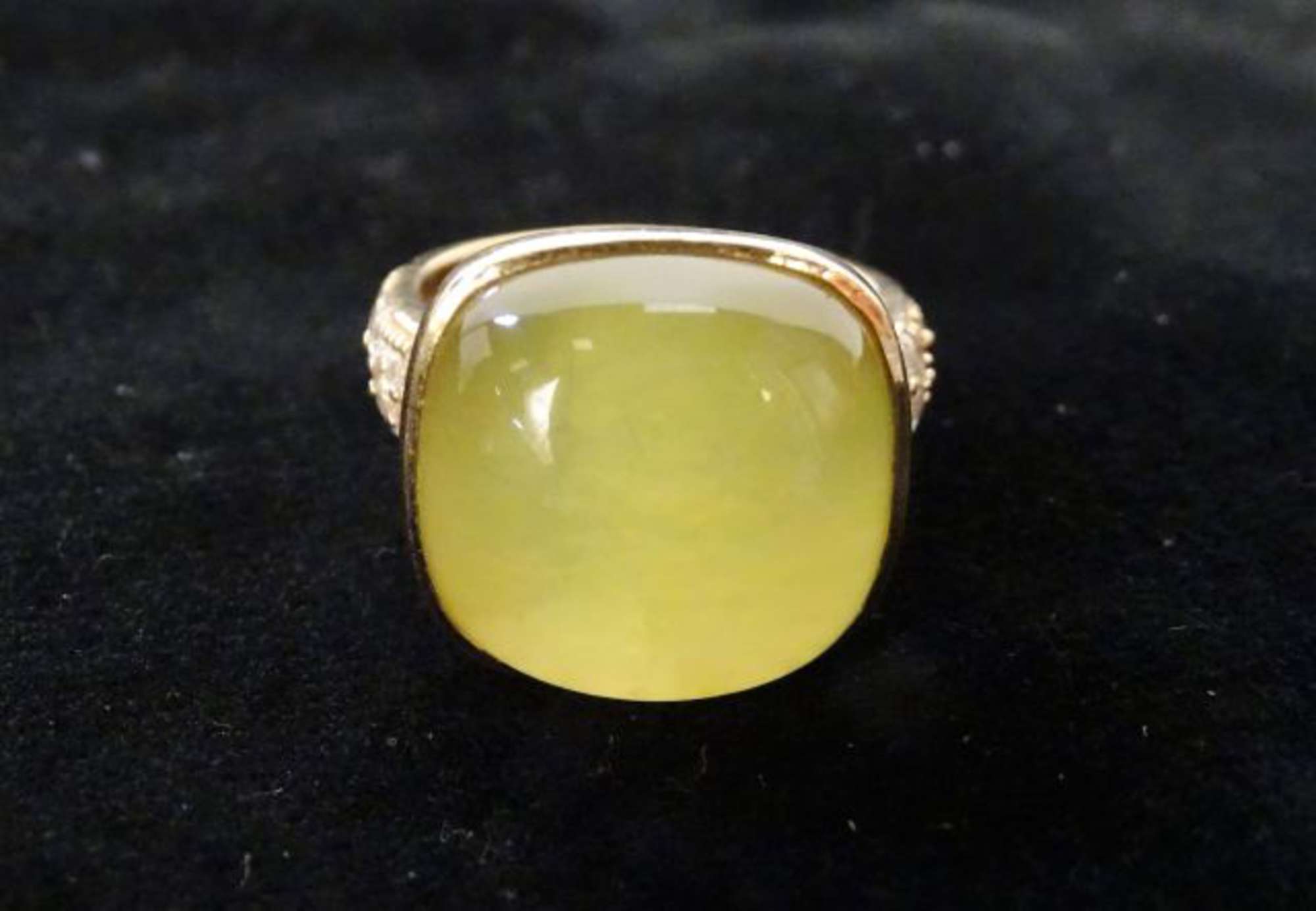 Bague en or jaune 14K 585 00 orn e d un cabochon de quartz