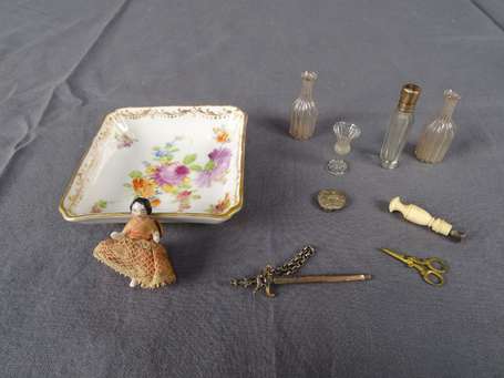 Petit lot d'accessoires de poupées miniatures , 