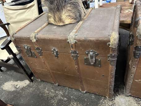 Malle de voyage en bois gainée de tissu.