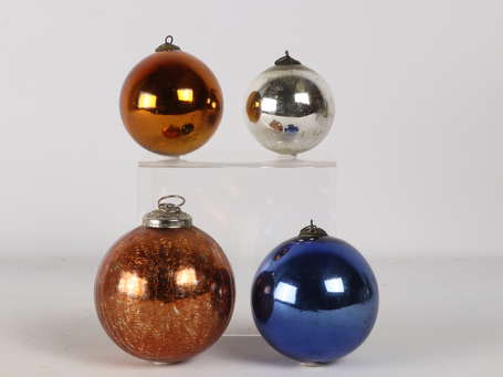 Lot de quatre boules de Noël en verre églomisé et 