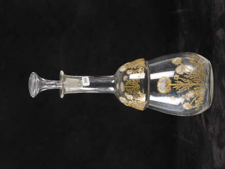 Carafe en verre émaillé de chardons et rehauts or.