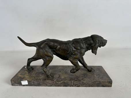 Chien en régule sur socle de marbre. L. 35 cm