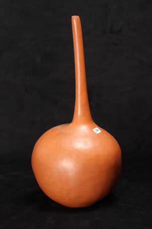 Vase en céramique de forme coloquinte. Signé d'un 