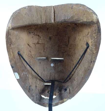 Très ancien masque de cérémonie en bois à la 