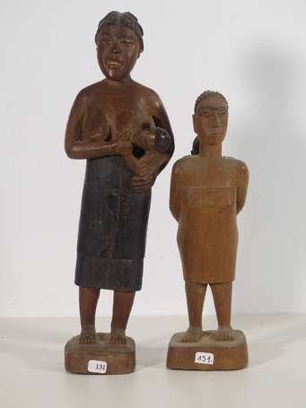 Deux anciennes statuettes en bois, de femme à 