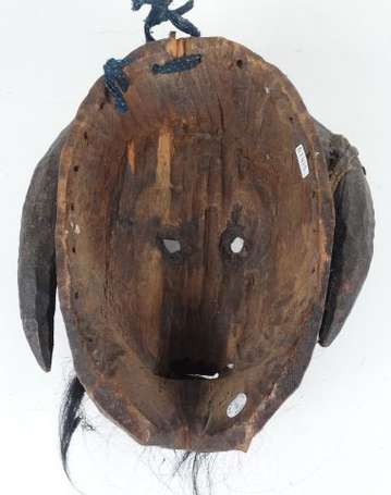 Ancien masque en bois dur à patine croûteuse 