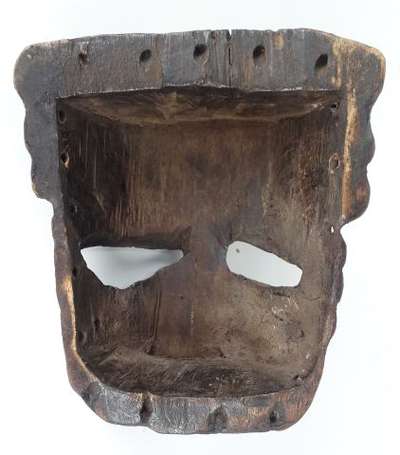 Ancien masque en bois dur à la patine croûteuse 