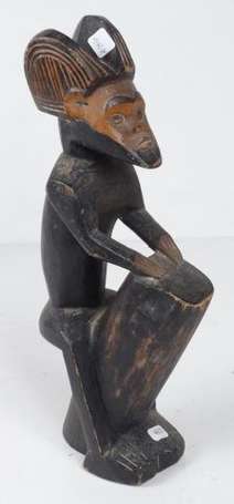 Une statuette en bois bicolore vers 1900. Hauteur 