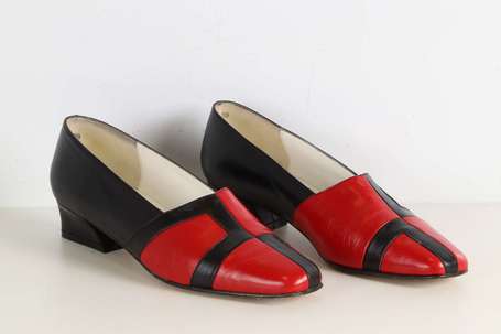 COURREGES - Paire de chaussures en cuir marine et 