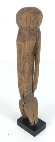 Très ancienne statuette votive 'en bois dur 