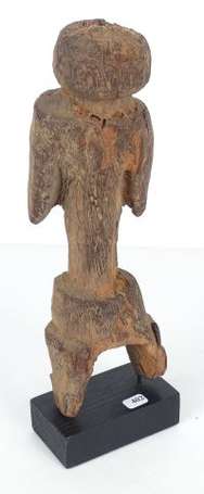 Ancienne et solide statuette votive en bois dur à 