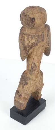 Ancienne et solide statuette votive en bois dur à 