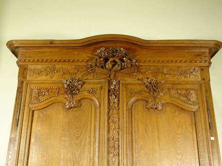 Armoire de mariage en chêne mouluré et sculpté 