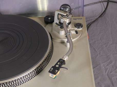 Platine vinyle TECHNICS SL-D3 XGF Direct Drive 