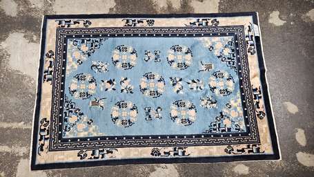 CHINE - Tapis en laine, le champ bleu à décor de 