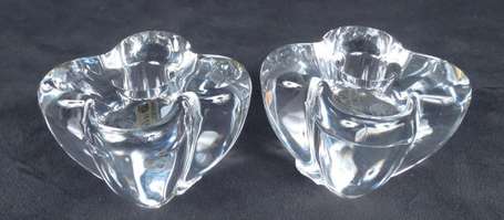 BACCARAT - Paire de bougeoirs en cristal en forme 