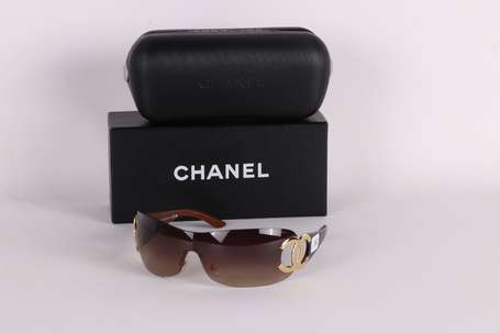 CHANEL - Paire de lunettes de soleil, les branches