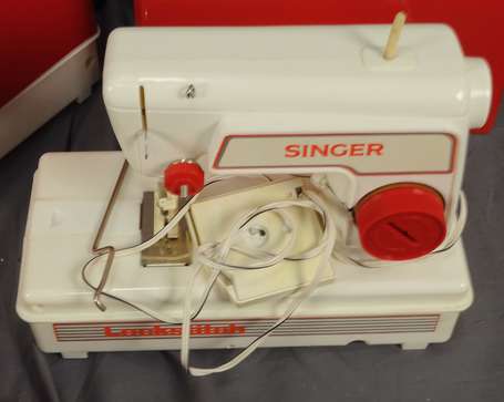 Machine  à coudre Singer   +  une sans marque