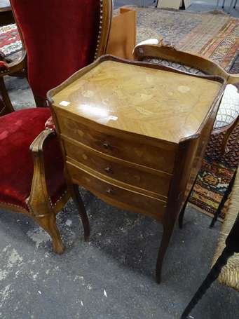 Table de chevet à décor de marqueterie de fleurs 