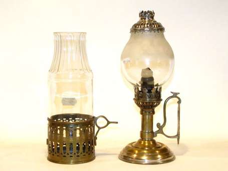 Deux petits bougeoirs. Equipés de verres pour 