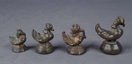 Quatre poids à opium en bronze. Oiseaux ou canards