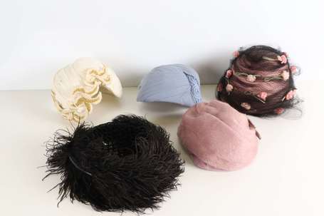 Lot de cinq chapeaux en plumes d'autruche noires, 