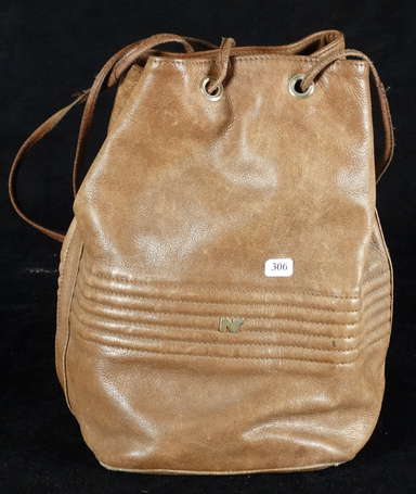 Sac Nina Ricci en forme de petit sac marin en cuir