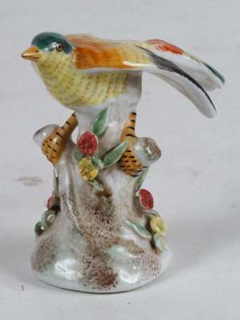 Ensemble de 4 Volatiles en porcelaine polychrome. 