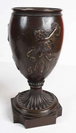 Paire de vases en bronze patiné et ciselé à décor 