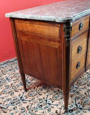 Commode en placage de bois de rose en frise, la 