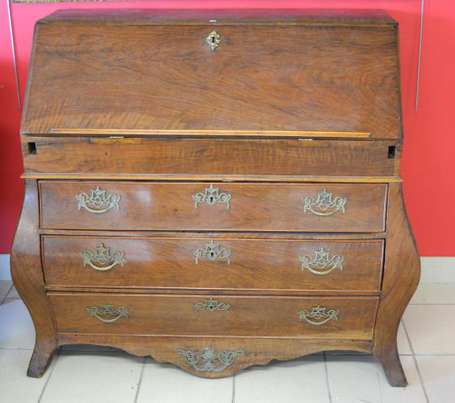 Commode scribanne de forme tombeau en noyer, 