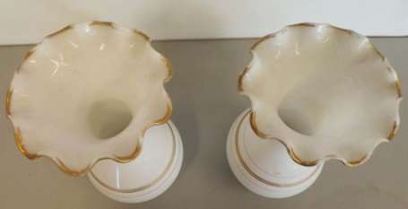 Paire de vases en opaline blanche à liserés or et 