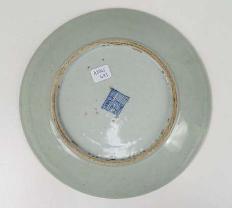 CHINE Coupe en porcelaine céladon, marquée au 