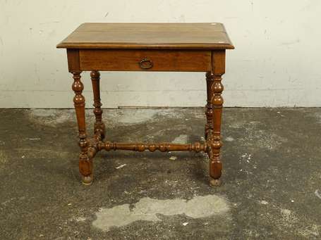 Table en noyer, ouvre à un tiroir en ceinture, les