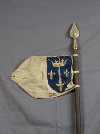 Deux drapeaux à l'effigie de Jeanne d'Arc