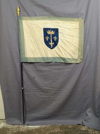 Deux drapeaux à l'effigie de Jeanne d'Arc