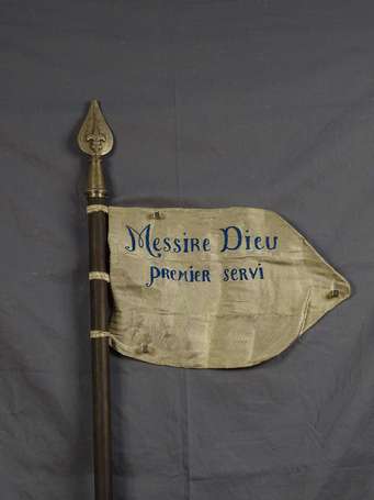 Deux drapeaux à l'effigie de Jeanne d'Arc