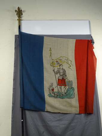 Drapeau tricolore avec hampe de fleurs de lys 