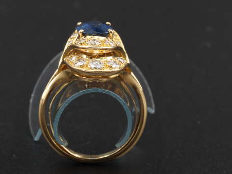 Bague en or jaune 18K (750°/00), le chaton oblong 