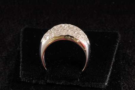 Bague dôme en or gris 18K (750°/00) sertie de 39 