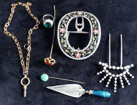 Lot de bijoux fantaisie composé d'une boucle de 