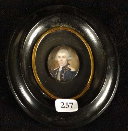 Médaillon miniature d'un officier XVIIIè fixé dans
