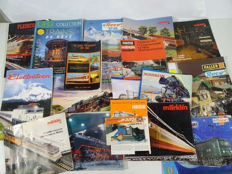 Lot de catalogues et revues dont Marklin, Roco 