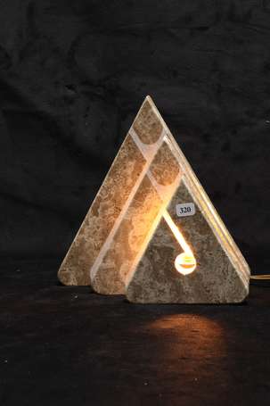 Lampe triangulaire en marbre. Fin du XXè siècle. H