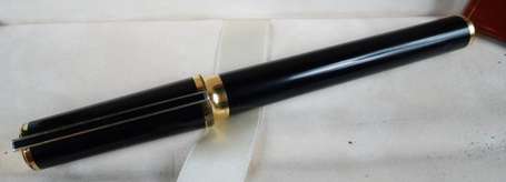 Stylo plume en laque noire avec plume en or dans 