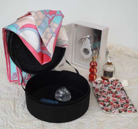 Dans un vanity Guerlain, foulard Guerlain en soie 