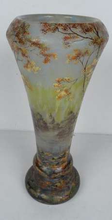 Vase tulipe en verre multicouches, il est gravé 