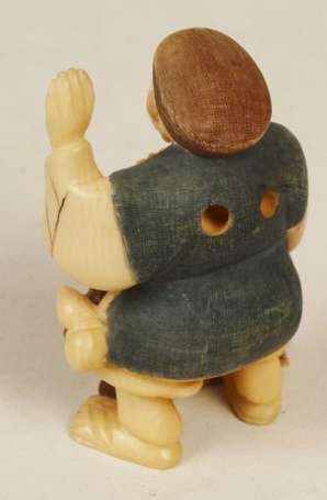 Netsuke Homme au panier en ivoire polychromé Japon